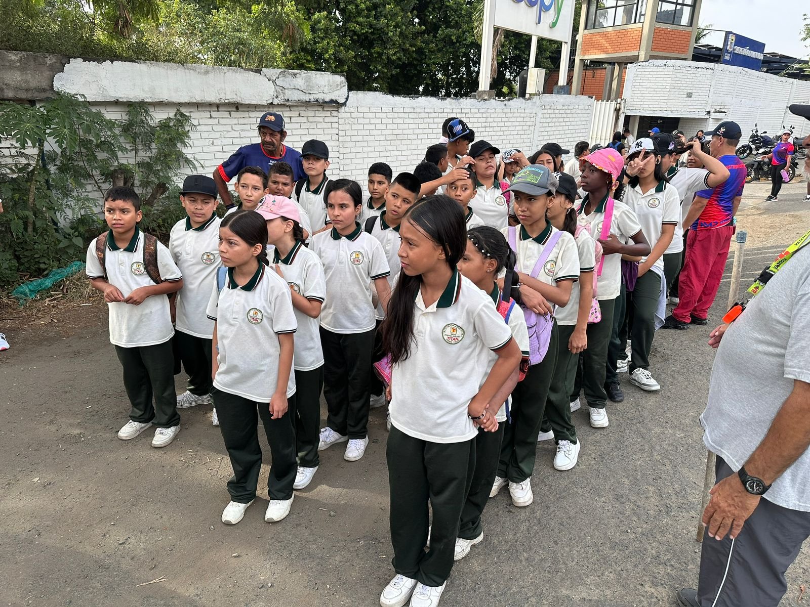 Caminata por la salud y el bienestar en la IE Titán de Yumbo.